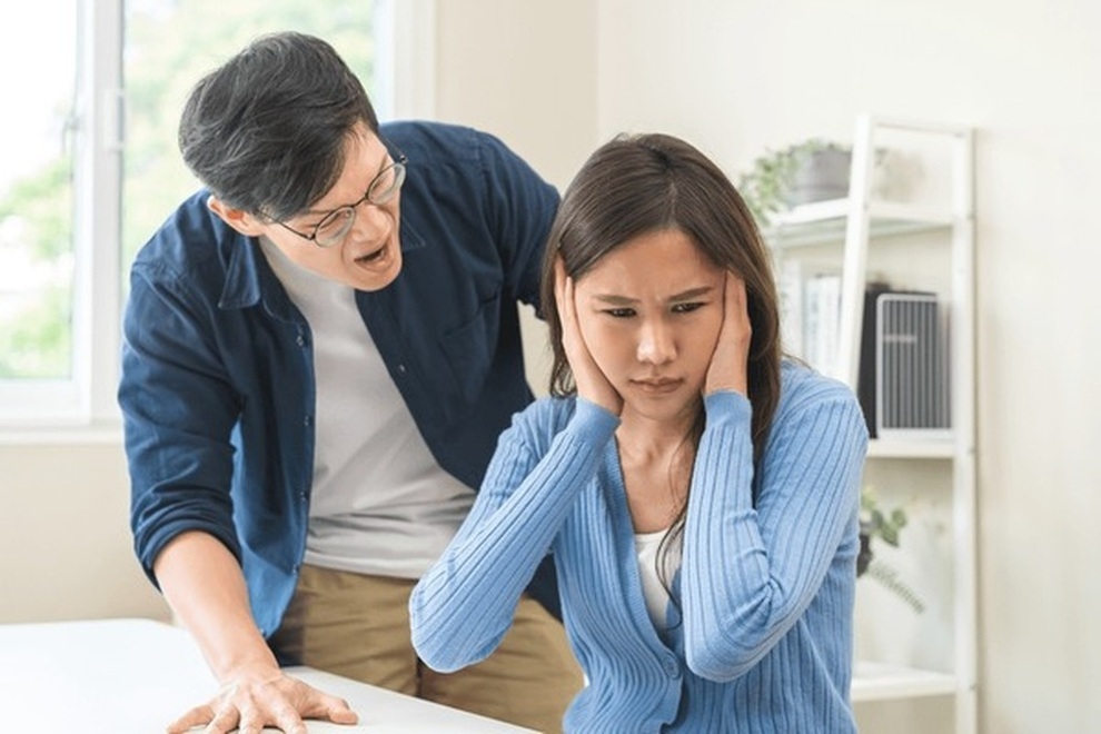 Vợ mời bạn cũ tới nhà ăn cơm, tôi nổi cáu khi biết anh ta là ai