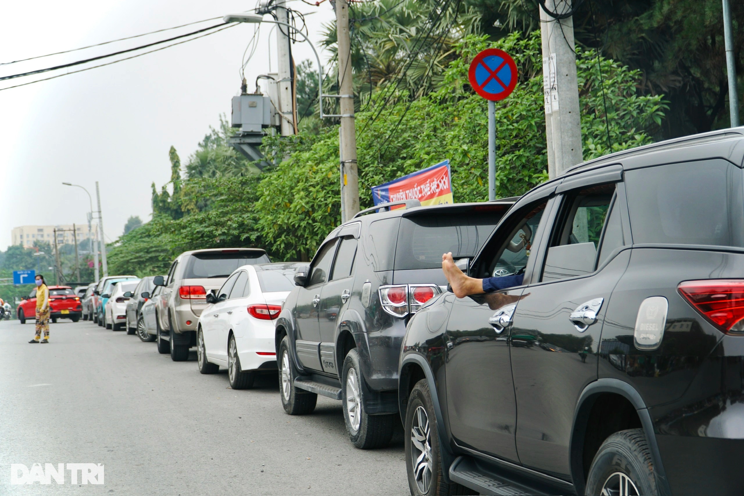 Ô tô "bao vây" bệnh viện Ung Bướu TPHCM