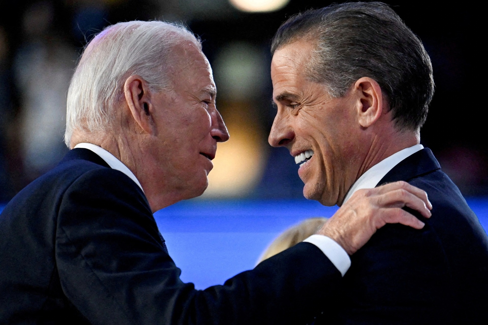 "Cuộc đấu tranh" của ông Biden trước lệnh ân xá cho con trai