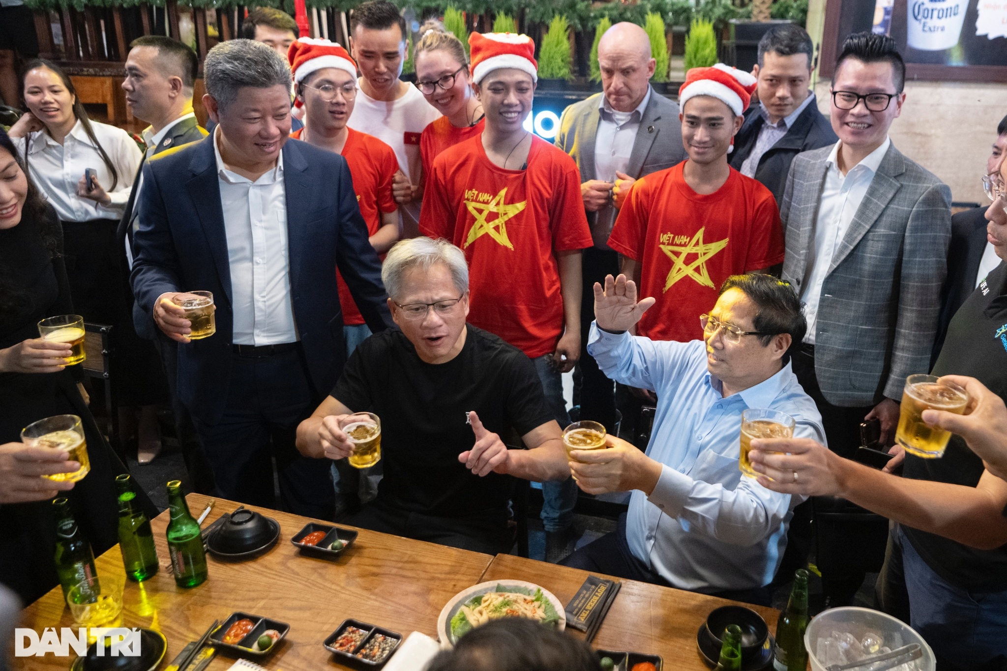 Thủ tướng Phạm Minh Chính và CEO Nvidia thưởng thức bia phố cổ Hà Nội