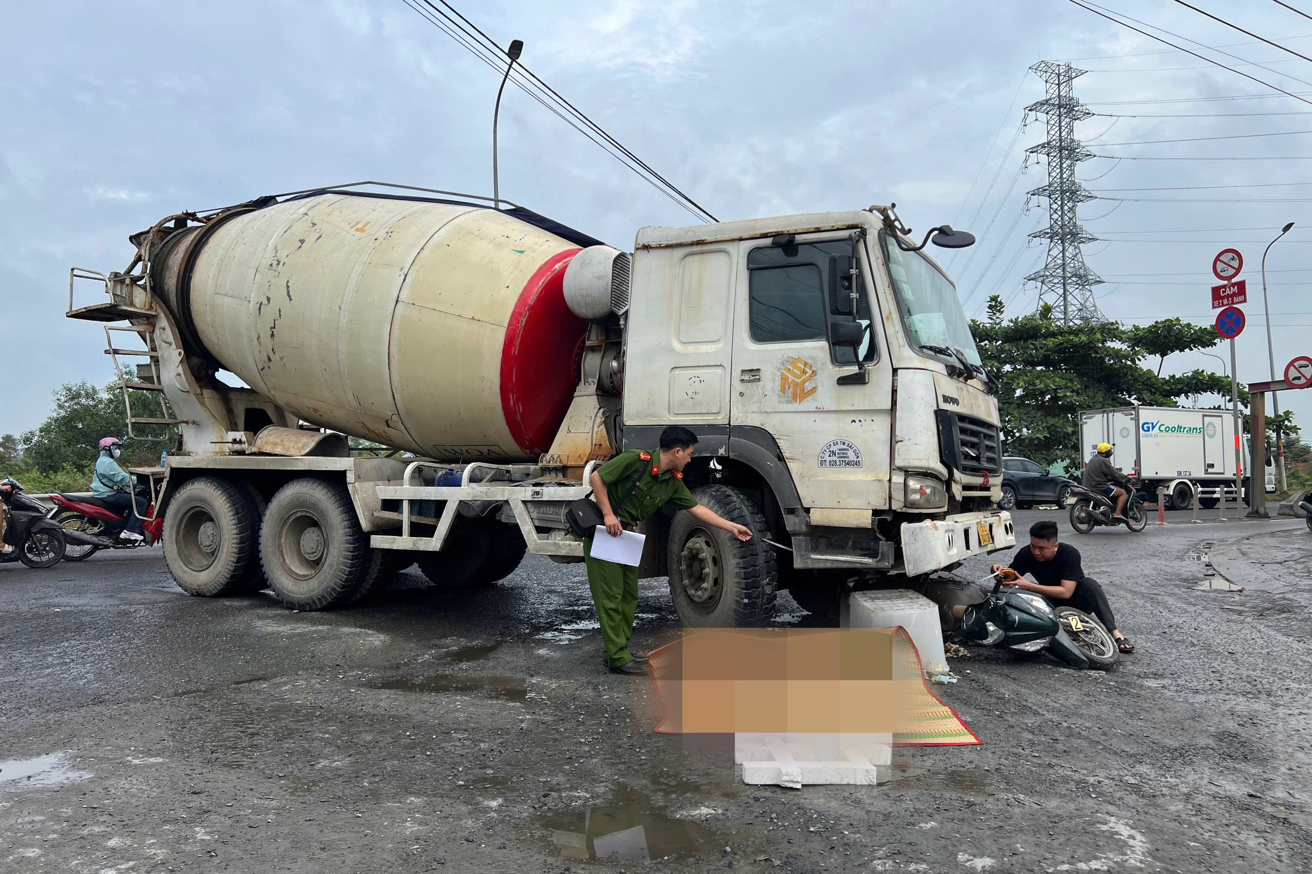 Hai vụ tai nạn lúc sáng sớm trên đường Võ Chí Công, một người tử vong