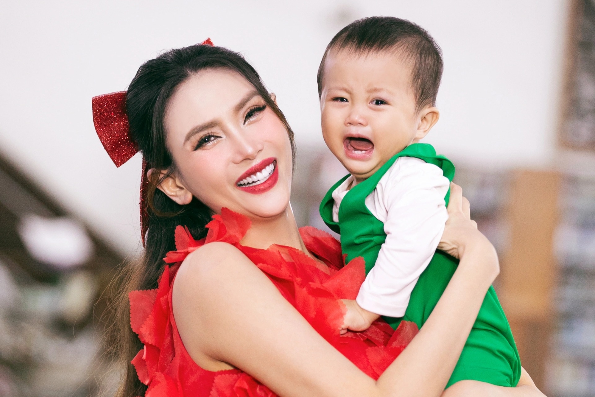 Võ Hoàng Yến vừa bế em bé vừa catwalk sau khi tái xuất