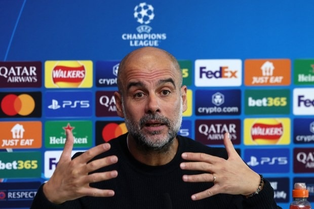 HLV Pep Guardiola đáp trả chỉ trích từ đồng nghiệp Mourinho