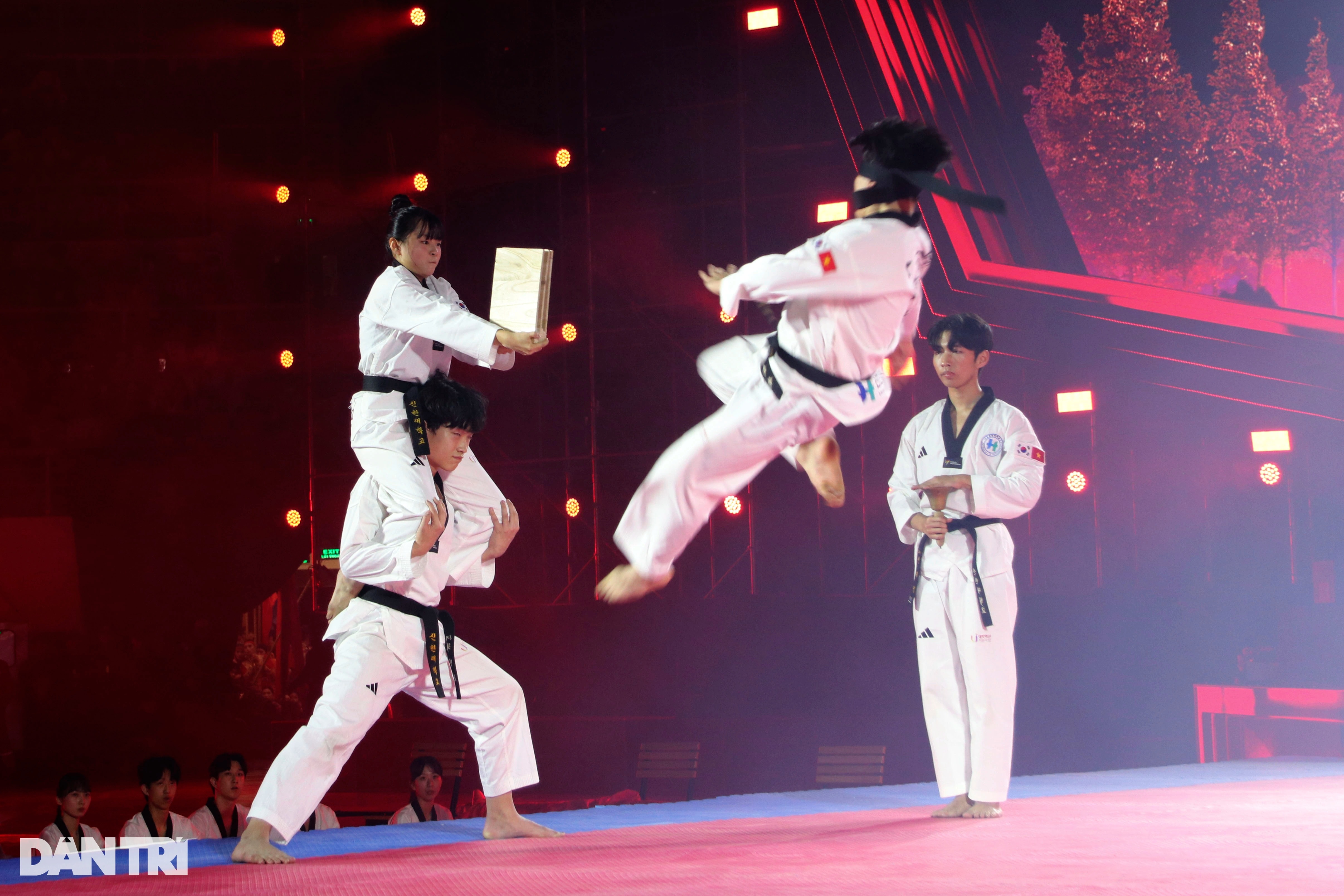 Những màn võ thuật ấn tượng tại lễ khai mạc Giải Taekwondo Cảnh sát châu Á