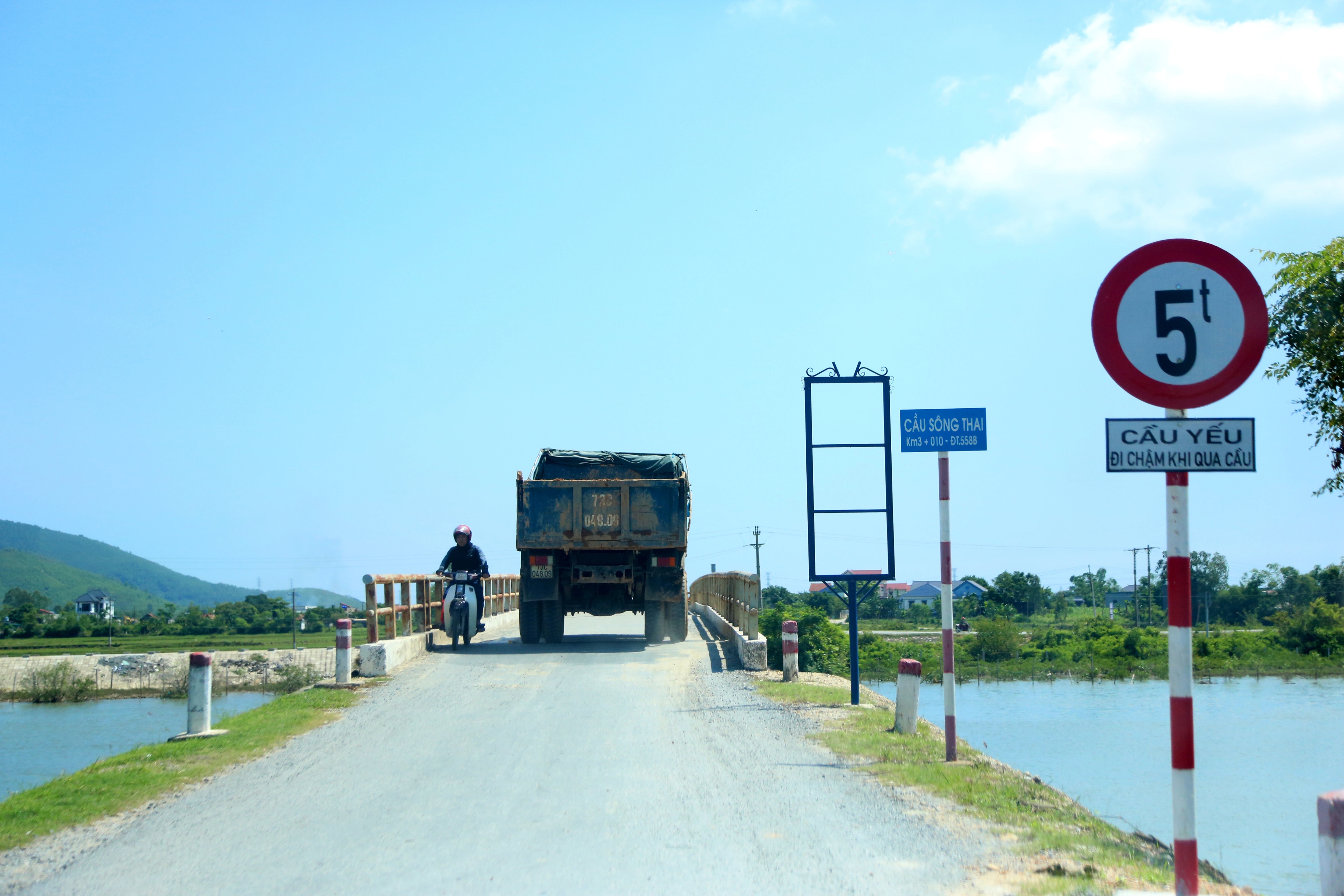 Cấm ô tô qua cầu Sông Thai