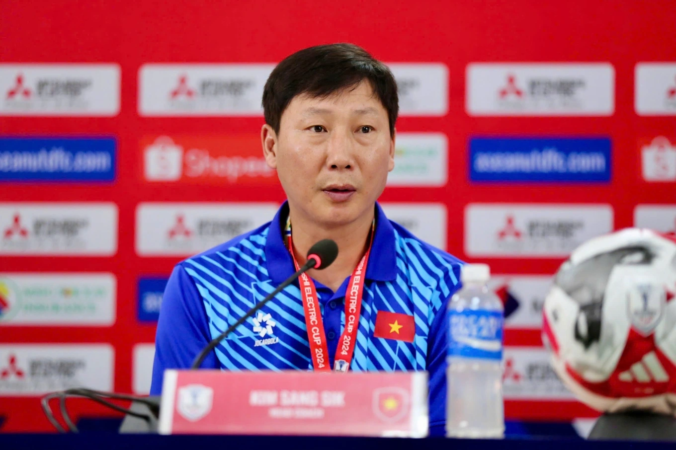 HLV Kim Sang Sik trả lời họp báo sau trận thắng đậm Lào