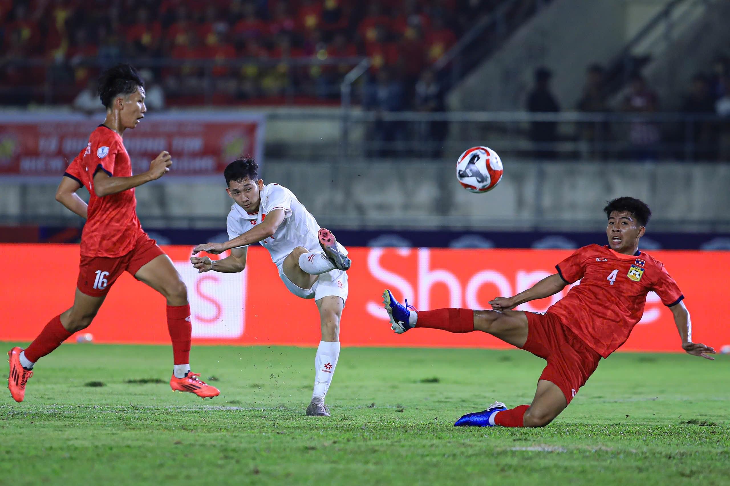 Lào 0-0 Việt Nam (hiệp 2): HLV Kim Sang Sik điều chỉnh nhân sự