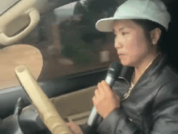 Người phụ nữ vừa lái ô tô vừa hát karaoke: Vì sao chưa xử phạt?