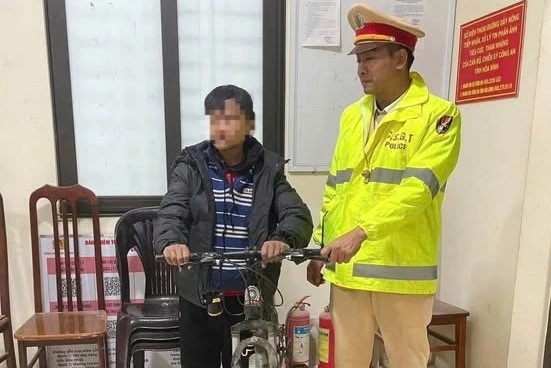 Thiếu niên 16 tuổi đi lạc 200km được CSGT đưa về nhà