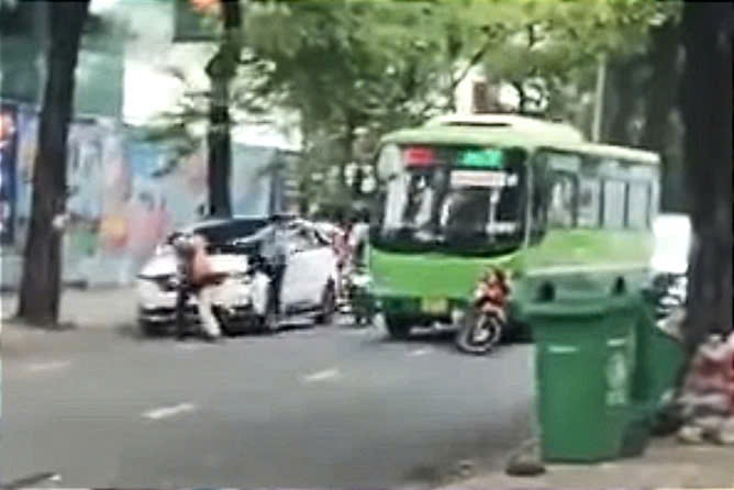 Nhân viên xe buýt ẩu đả với tài xế giao hàng ở TPHCM
