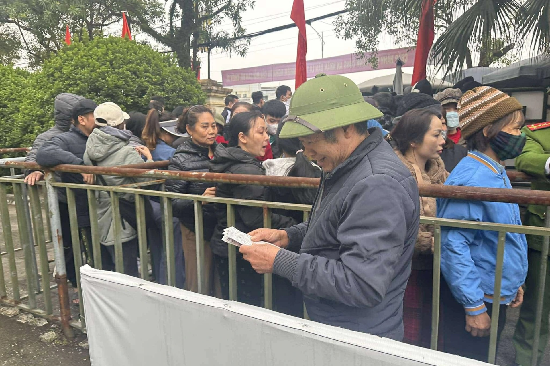 Hàng nghìn người bất chấp giá rét xếp hàng mua vé xem tuyển Việt Nam