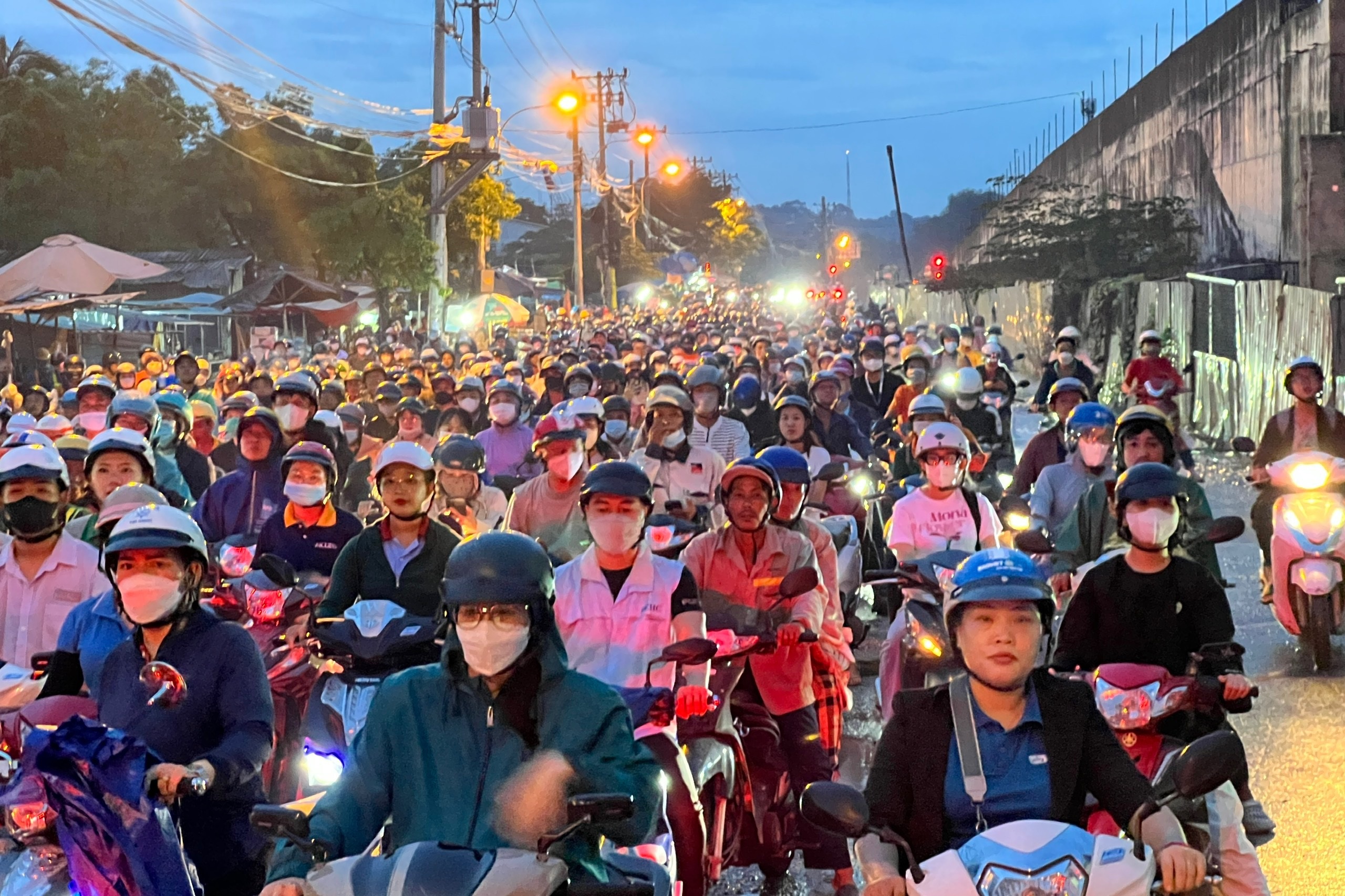 Người dân dừng xe nằm đợi vì kẹt xe trên cầu Tăng Long ở TP Thủ Đức