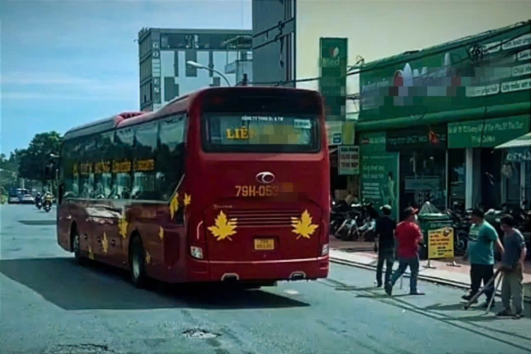 Nhóm người cầm gậy truy đuổi xe khách trước Bệnh viện Ung Bướu TPHCM