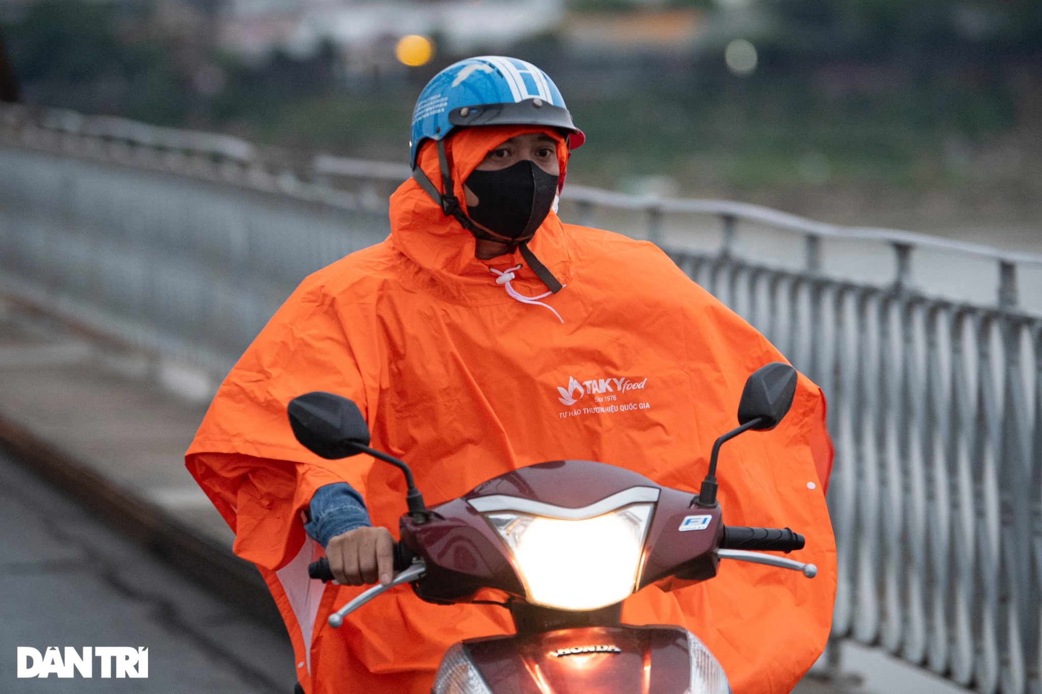 Nền nhiệt giảm mạnh, người dân Thủ đô khoác áo mưa, trùm kín mặt ra đường