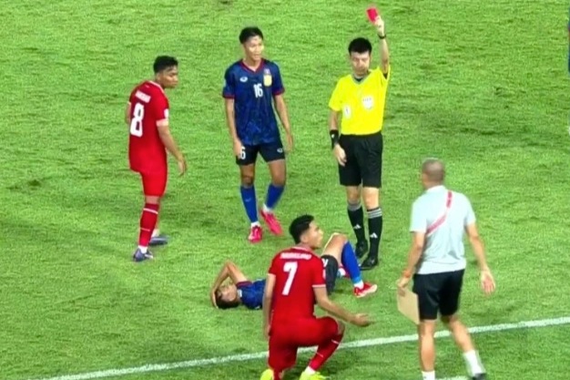 Vào bóng triệt hạ, ngôi sao Indonesia bị cấm ra sân khi gặp tuyển Việt Nam