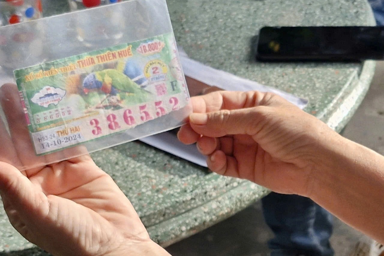 Vụ vé số trúng 2 tỷ đồng bị từ chối trả thưởng: Tòa đối chiếu tờ vé số