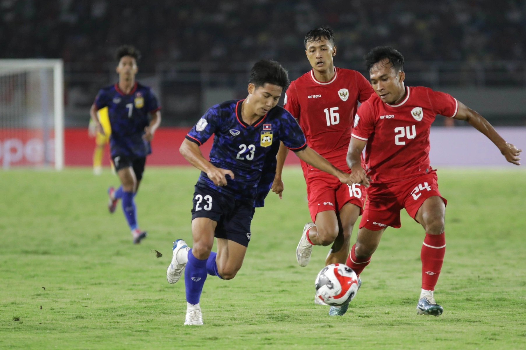 Indonesia mất điểm đáng kể trên bảng xếp hạng FIFA sau trận hòa Lào