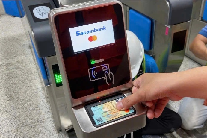 Người dân có thể quét CCCD, Mastercard để đi Metrro số 1 miễn phí