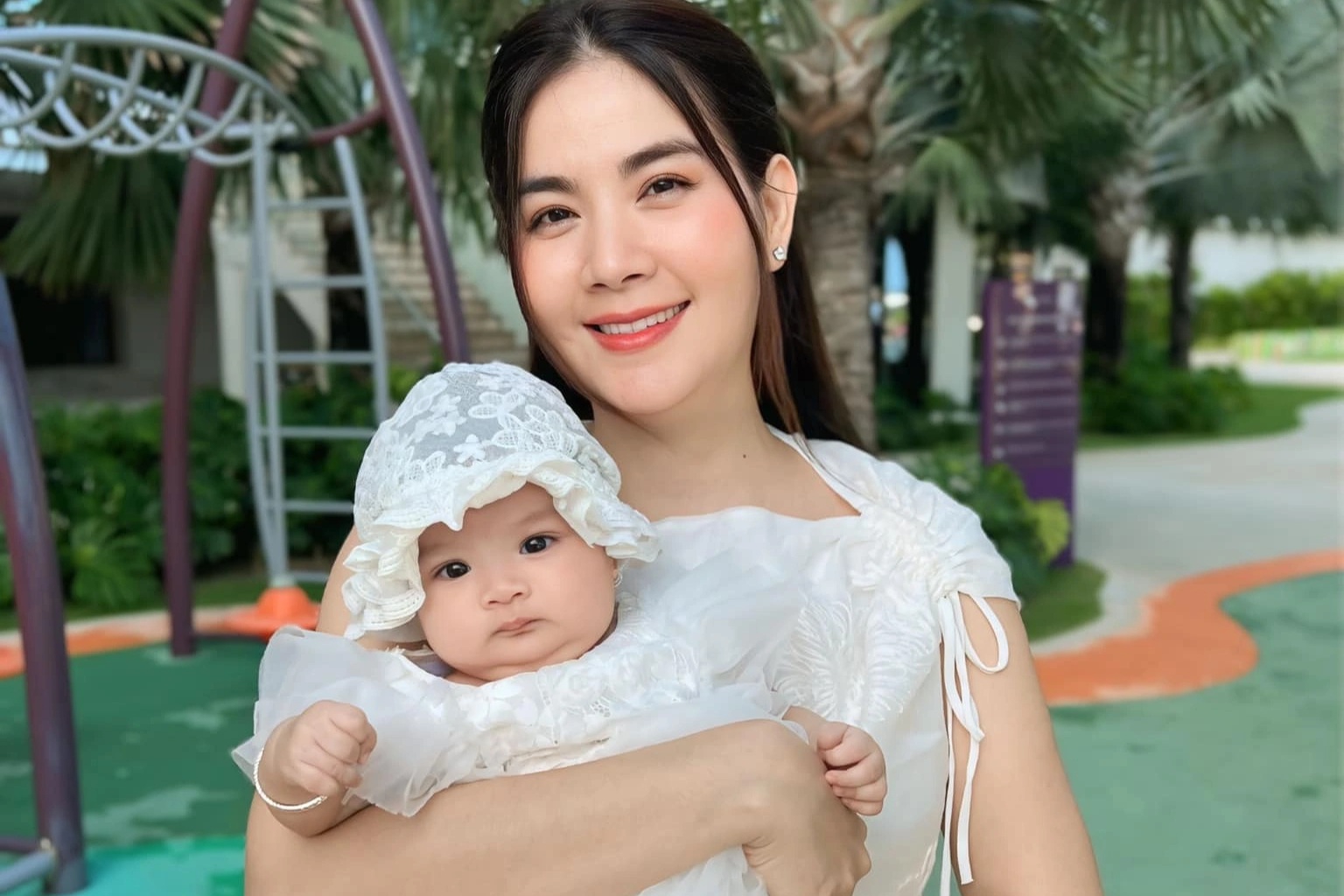 Kha Ly sau 8 năm "cầu con": Tất bật làm mẹ bỉm, chồng cưng chiều hết mực