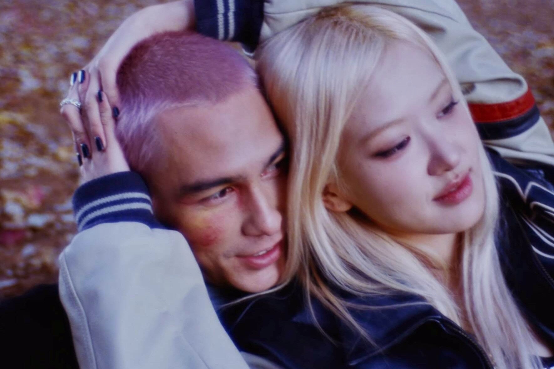 Rộ tin Rosé yêu nam chính điển trai của MV "Toxic till the end"