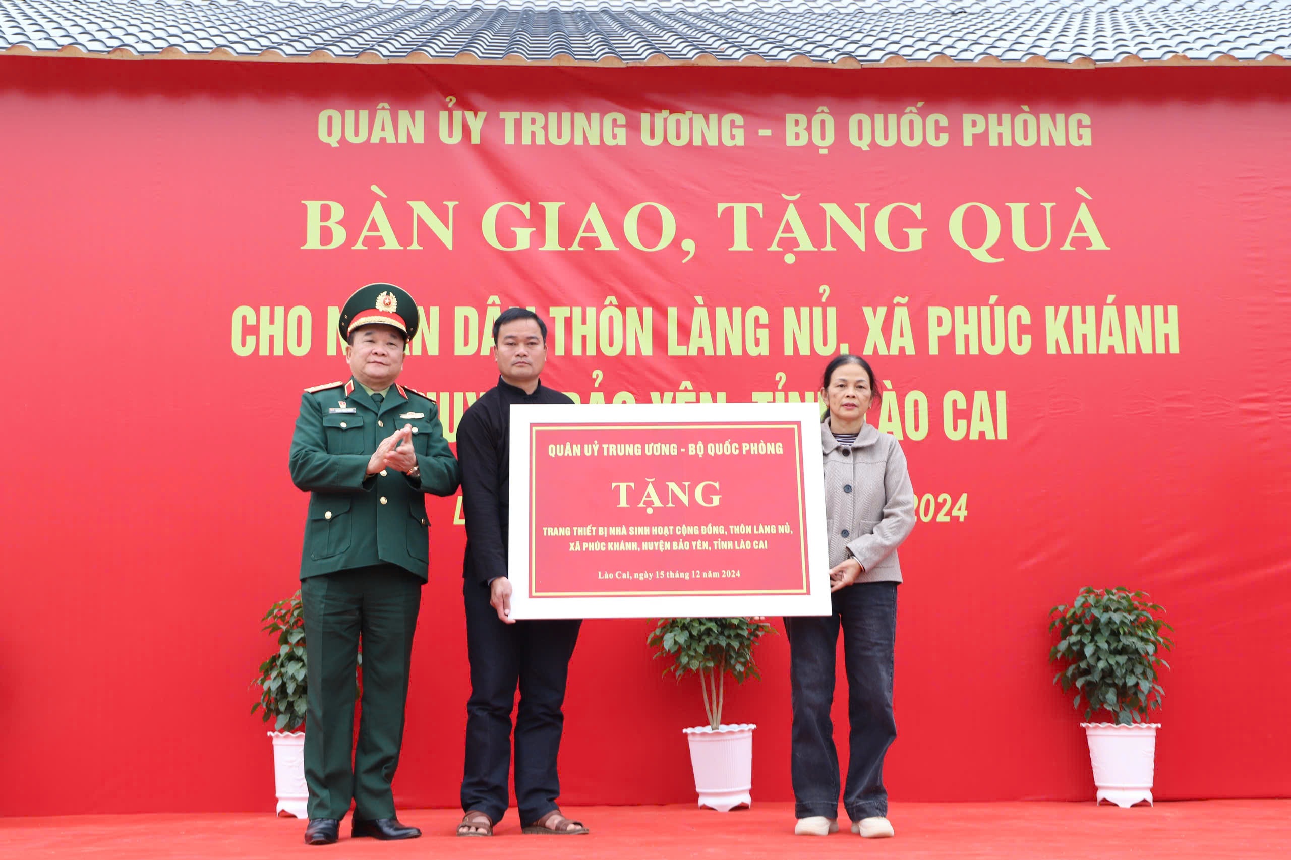 Lào Cai: Thứ trưởng Bộ Quốc phòng thăm, tặng quà bà con Làng Nủ