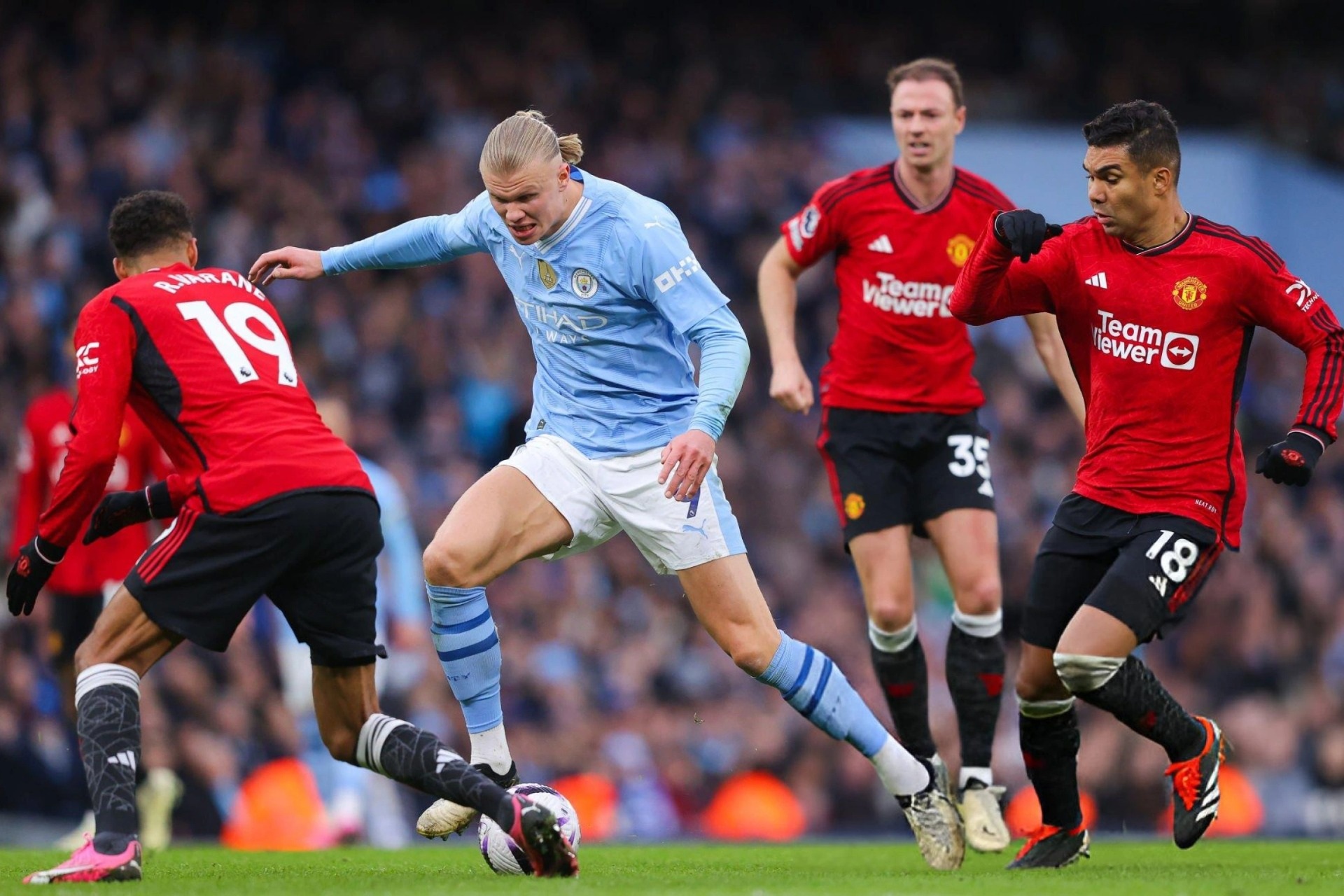 Derby Manchester: Khó khăn vây chặt hai gã khổng lồ