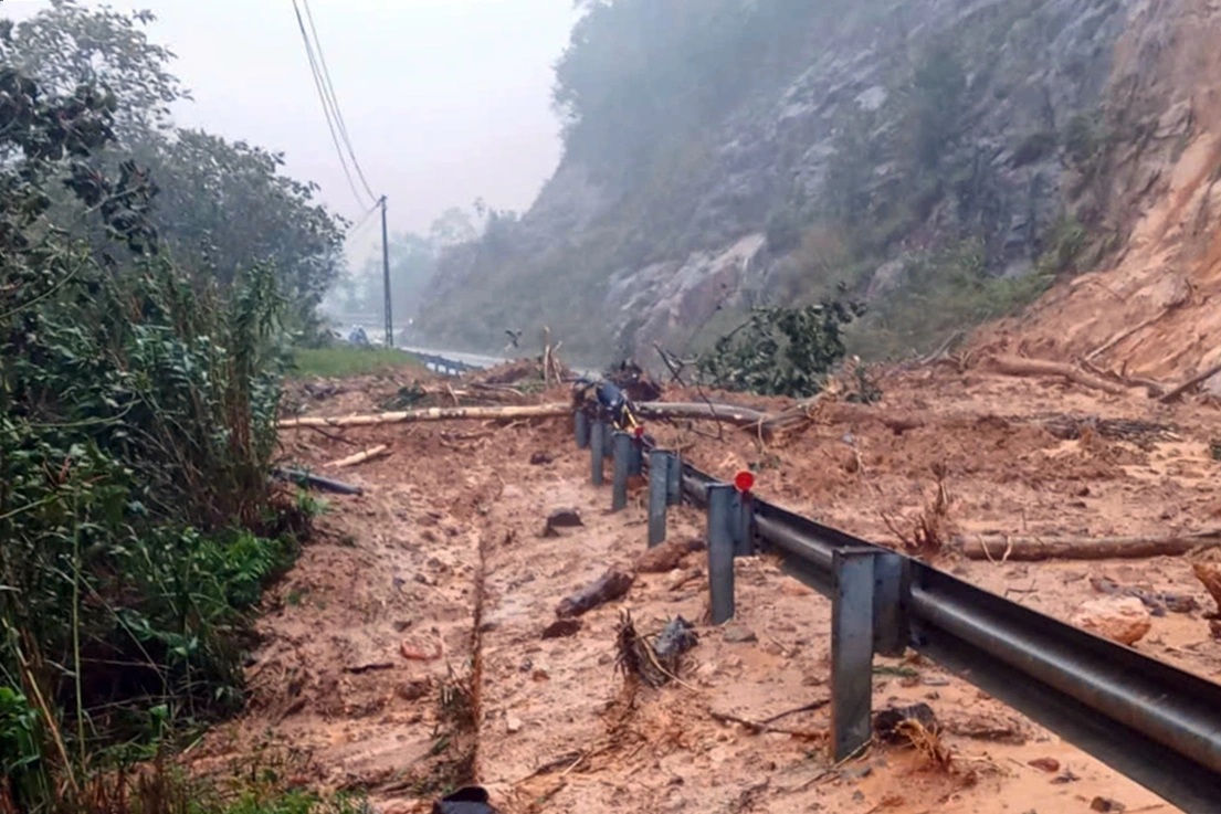 Sạt lở nghiêm trọng ở đèo Khánh Lê, quốc lộ nối Nha Trang - Đà Lạt tê liệt