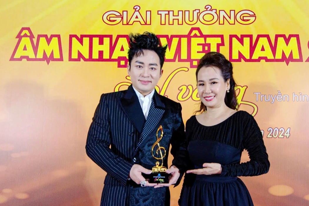 Tùng Dương nhận Giải Sol Vàng mùa đầu tiên