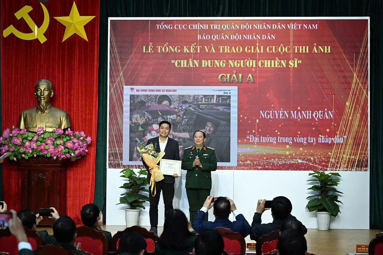 Phóng viên Dân trí đạt giải A cuộc thi ảnh "Chân dung người chiến sĩ"