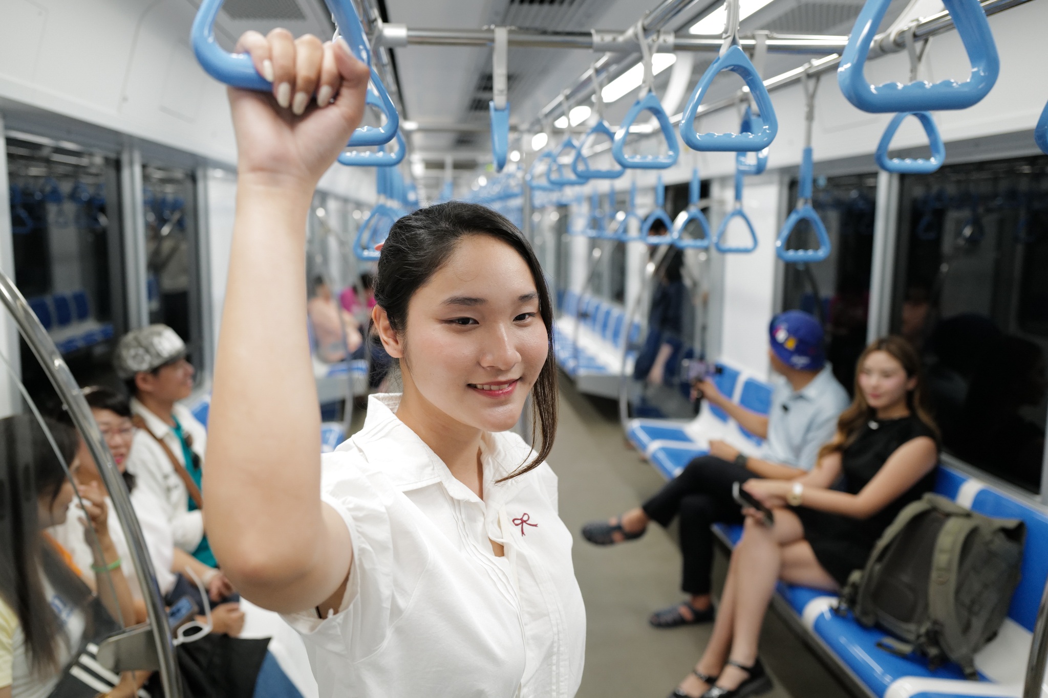 Giới trẻ TPHCM đổ xô đi trải nghiệm tuyến metro số 1 trước ngày vận hành