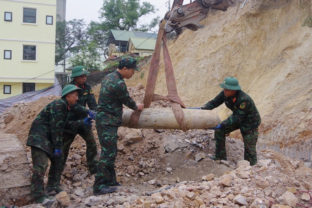 Đào móng nhà phát hiện quả bom nặng 230kg