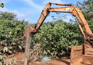 Giếng khoan phun ra cột khí và nước cao gần 10m: Trụ bê tông bị đẩy lên