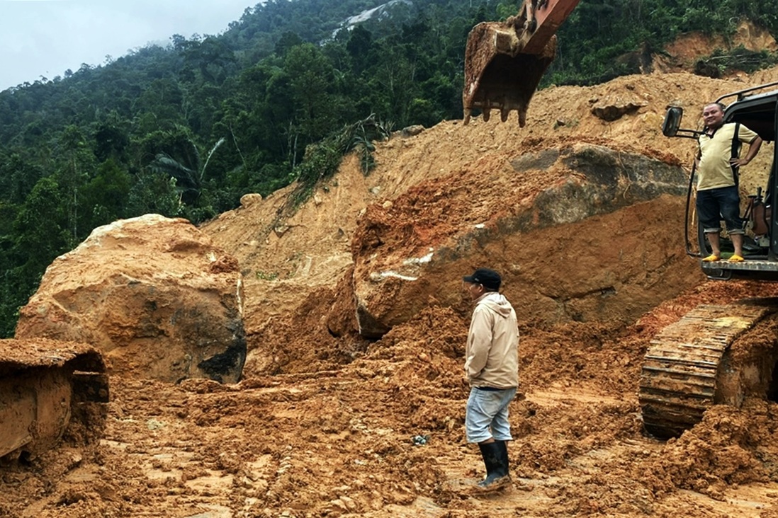 Thêm 4 khối đá nặng hàng trăm tấn chắn ngang đèo Khánh Lê