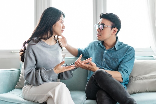 Từ khi mua ô tô, chồng tôi bị cả nhà vợ xa lánh