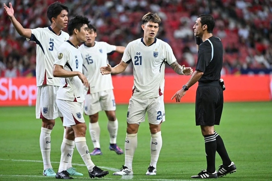 Xử lý quá chậm chạp và nghiệp dư, VAR bị công kích dữ dội ở AFF Cup 2024