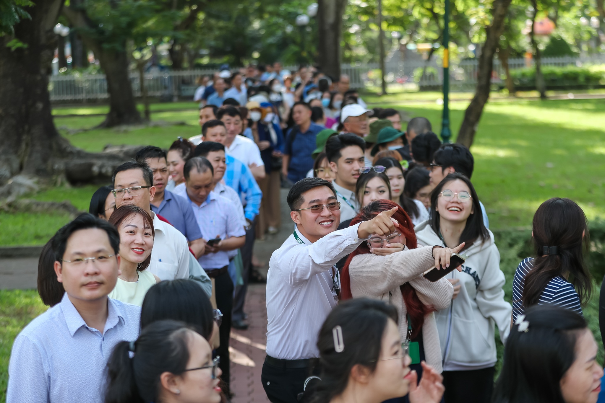 Người dân TPHCM xếp hàng chờ đi tàu metro trong ngày chạy thử cuối cùng