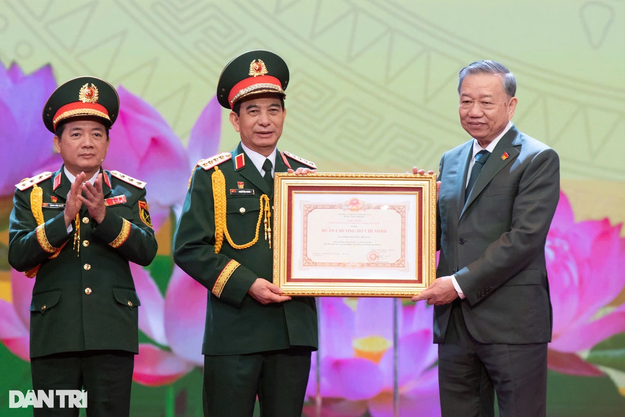 Trao Huân chương Hồ Chí Minh tặng thưởng Quân đội Nhân dân Việt Nam