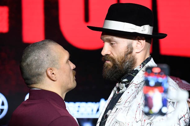 Tyson Fury và Oleksandr Usyk đứng nhìn nhau hơn 11 phút