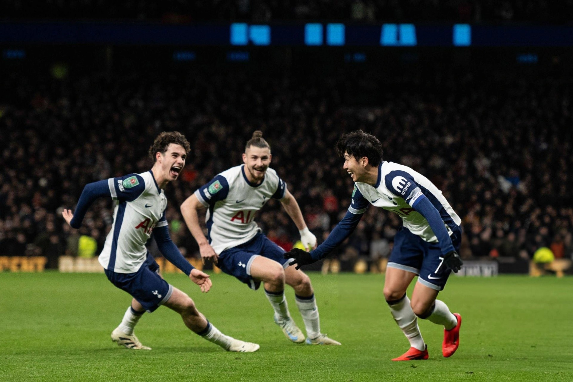 Tottenham thắng nghẹt thở trước Man Utd tại Cúp Liên đoàn Anh