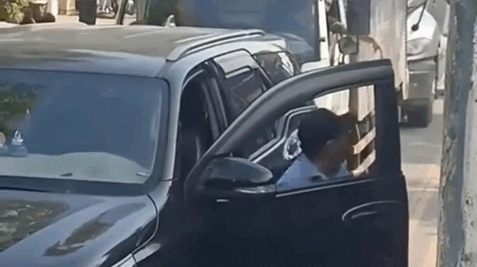 Tài xế lái xe lấn làn, dọa đánh người ở Bình Dương