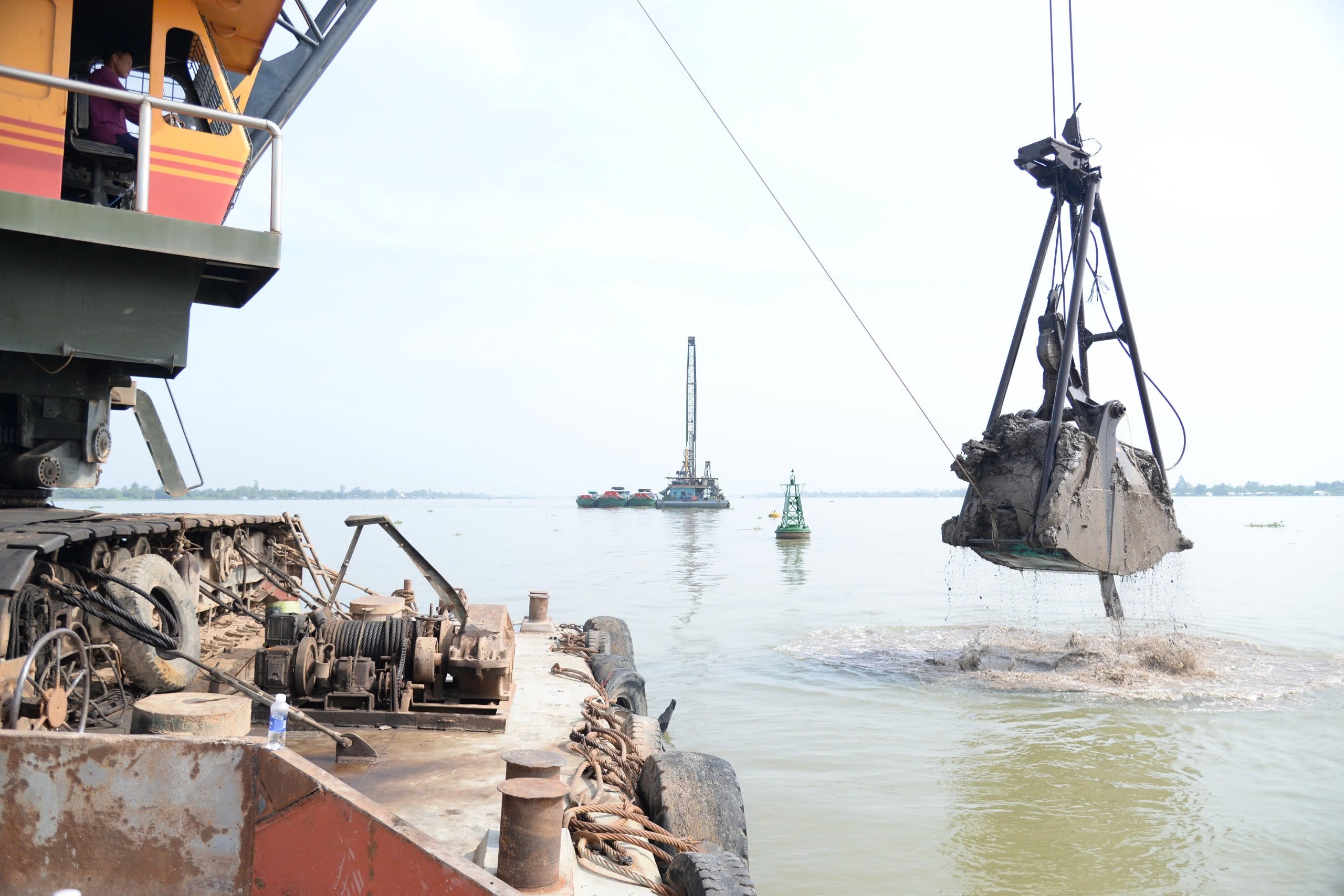 Thêm mỏ cát trữ lượng gần 700.000m3 được bàn giao cho cao tốc ở miền Tây