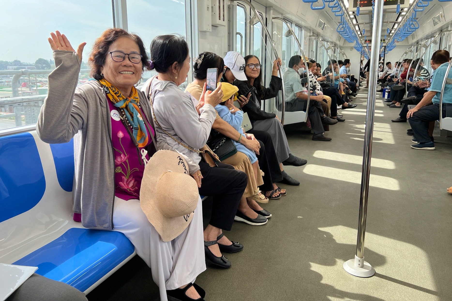 Người lớn tuổi háo hức trải nghiệm Metro số 1 TPHCM