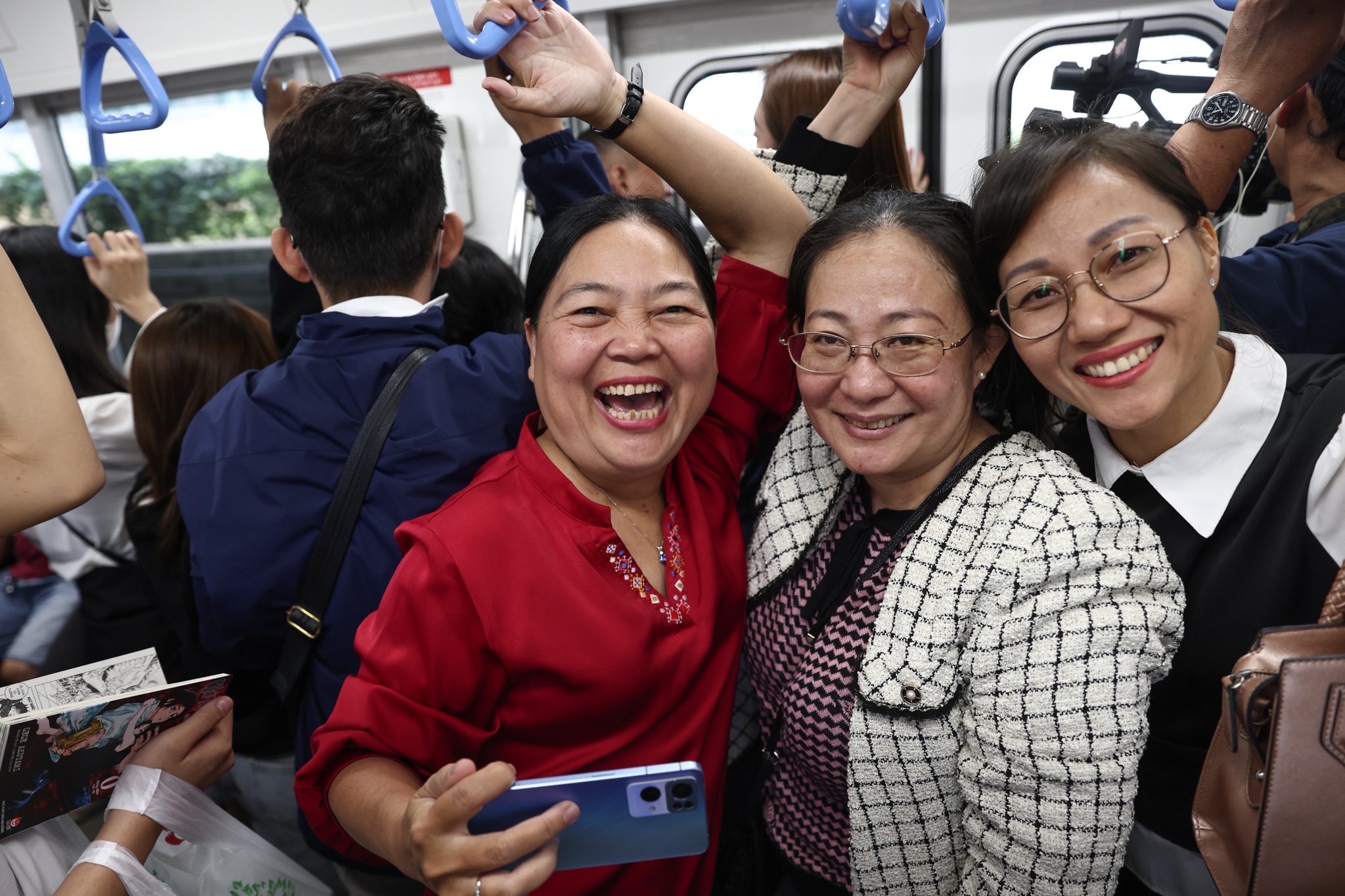 Người dân TPHCM phấn khởi trong ngày Metro số 1 khởi chạy