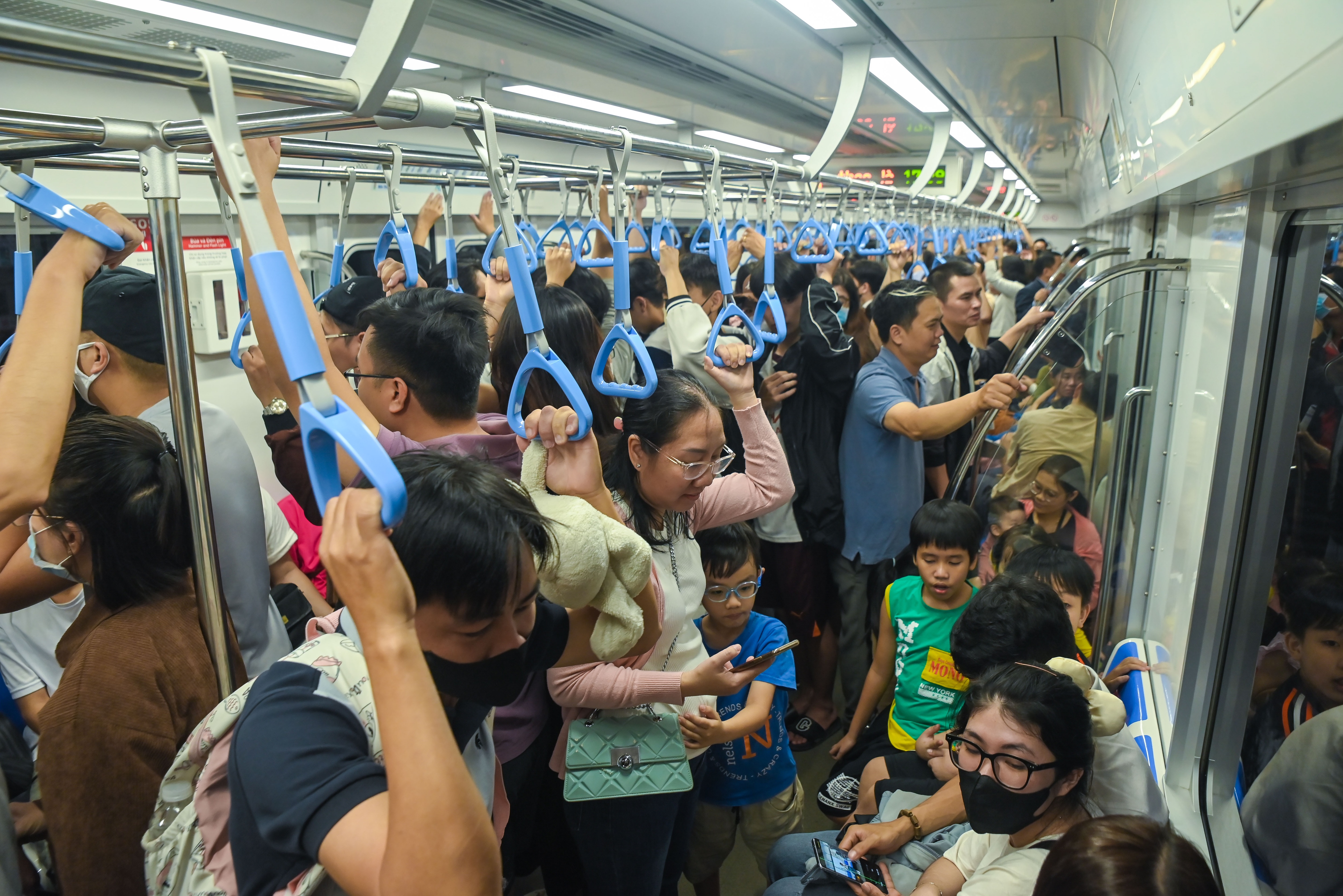 Người dân TPHCM kéo nhau đi Metro từ sáng đến tối