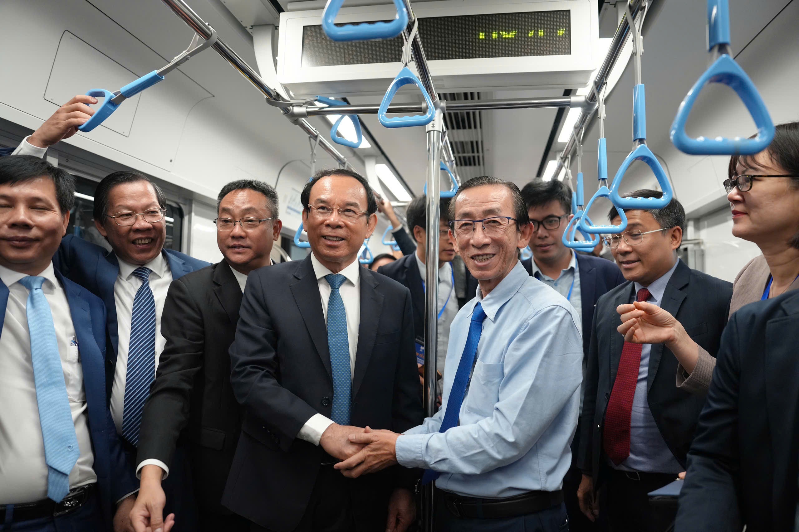 Những vị khách đầu tiên lên tàu trải nghiệm Metro số 1 TPHCM