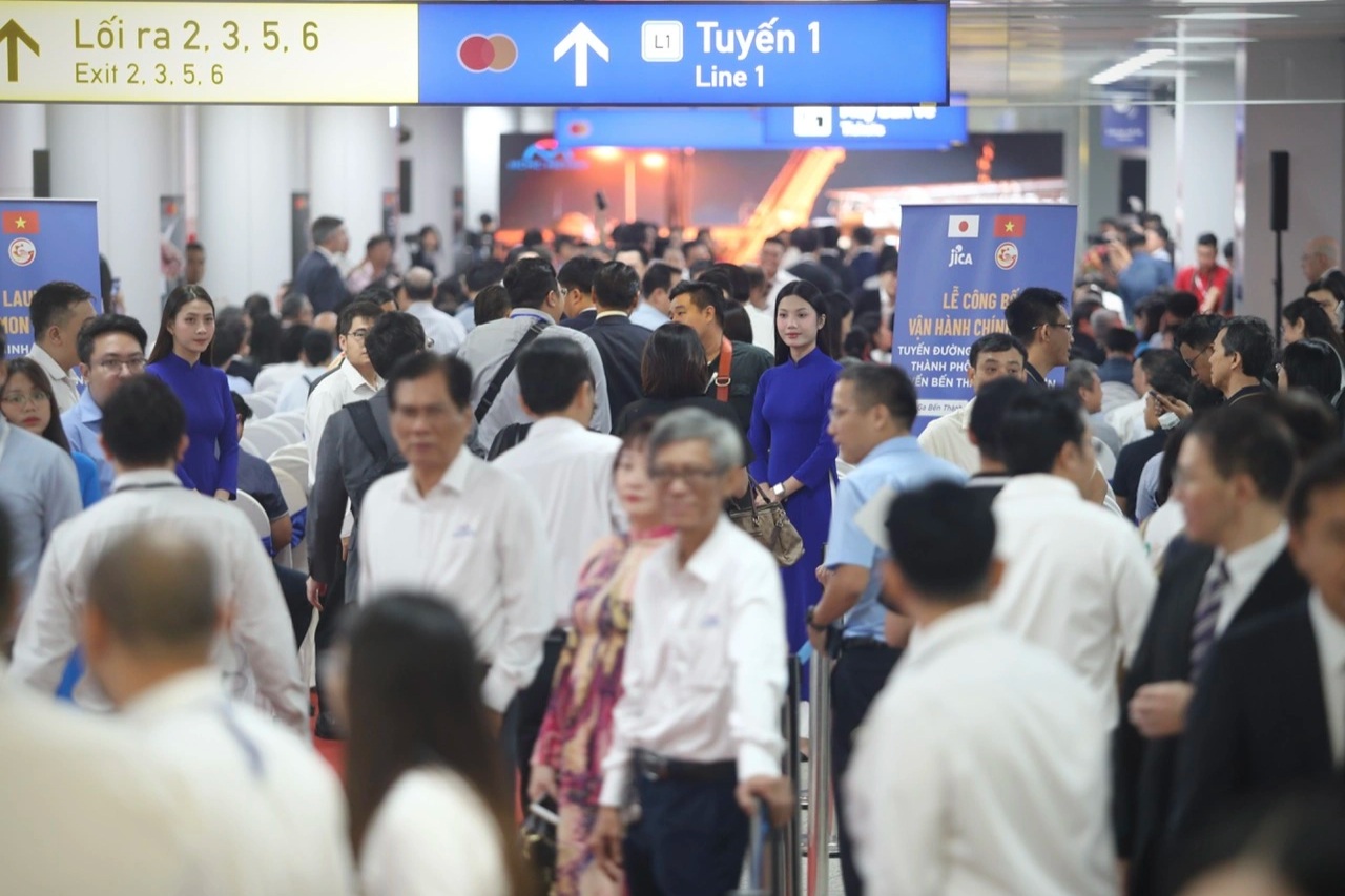 Người dân háo hức đổ về ga Bến Thành chờ sự kiện vận hành Metro số 1 TPHCM