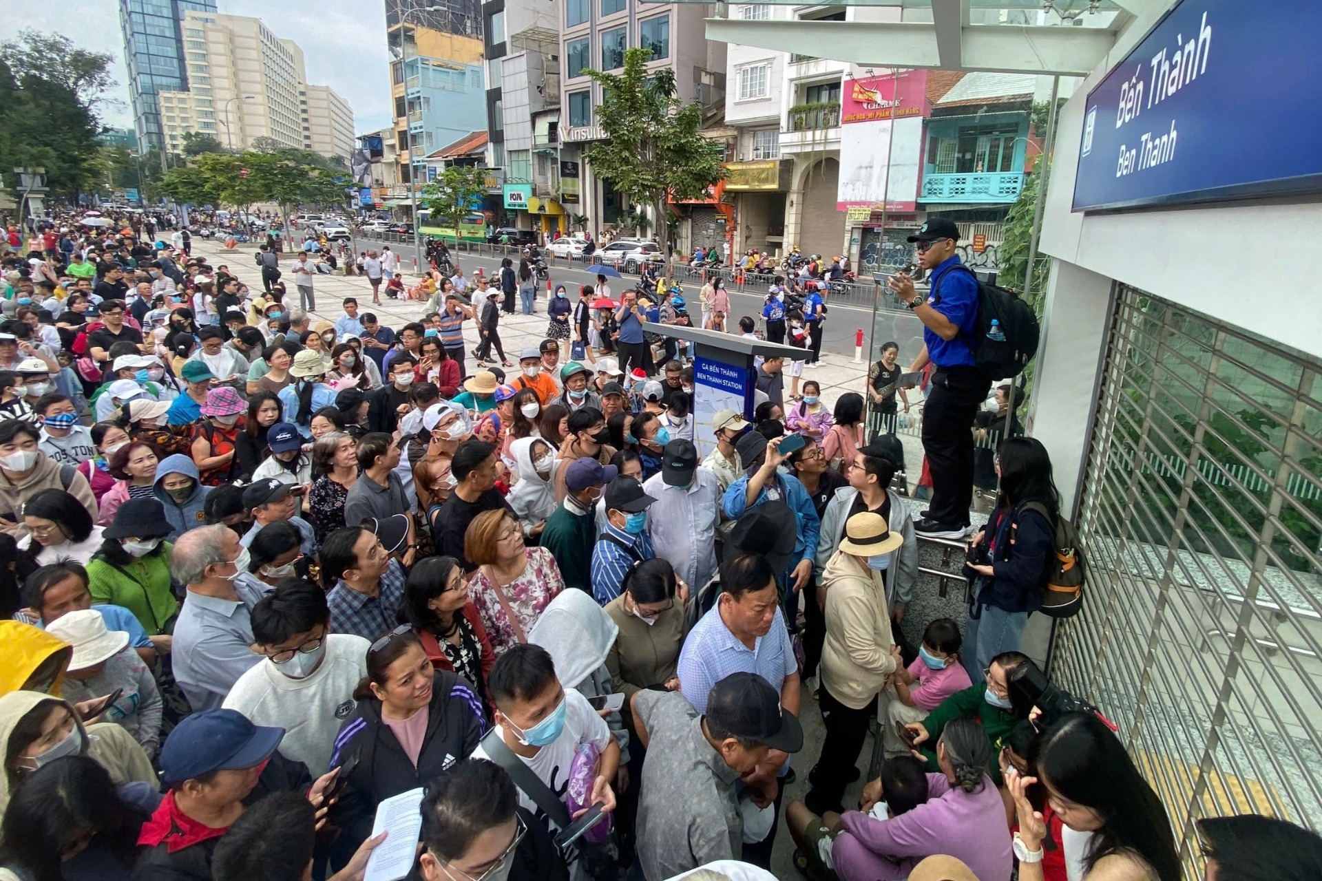 Biển người đổ về ga ngầm Bến Thành trải nghiệm Metro số 1 TPHCM