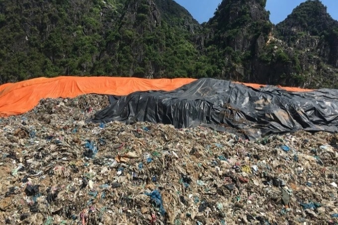 Thợ lái máy múc phát hiện thi thể bé gái sơ sinh ở bãi rác