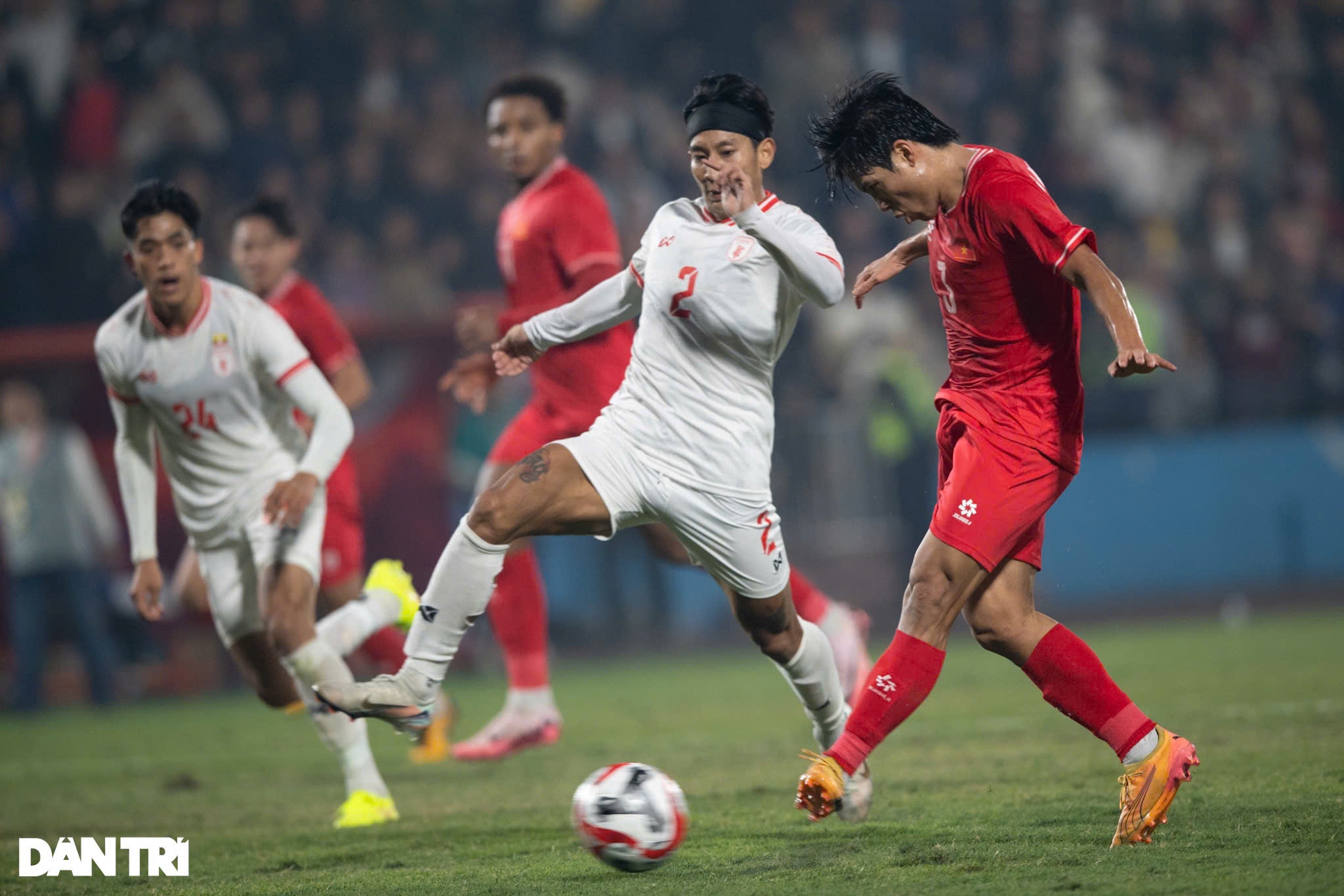 Giá vé xem tuyển Việt Nam đá bán kết AFF Cup ở sân Việt Trì tăng gấp 3 lần