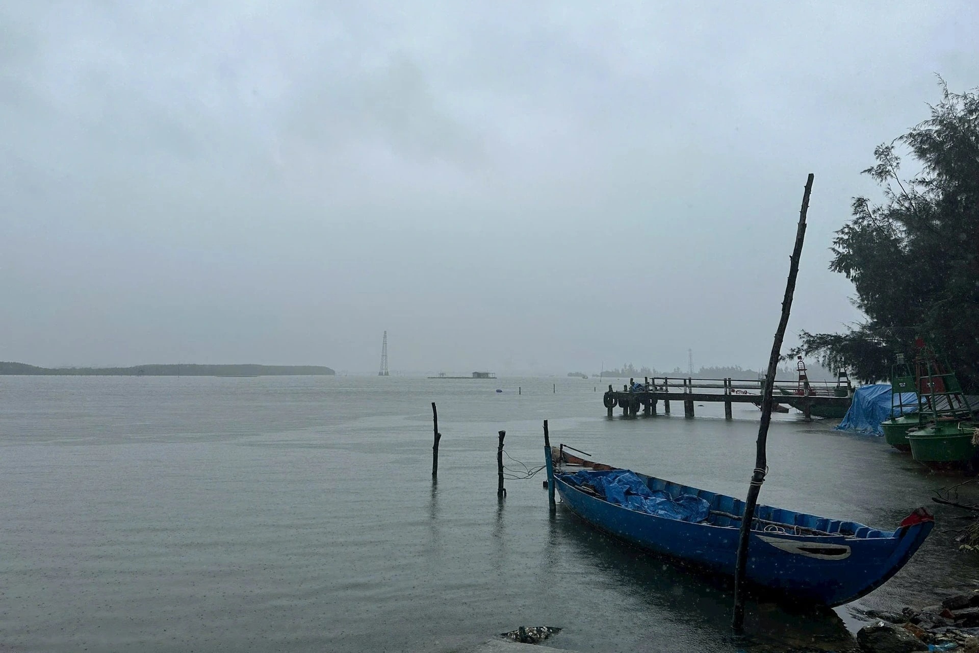 Chìm phà chở 14 người ở xã đảo Tam Hải